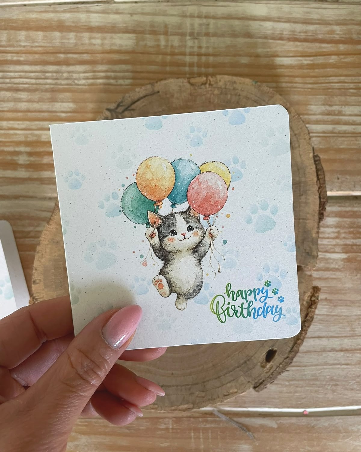Biglietto di compleanno piantabile con gattino che vola con i palloncini
