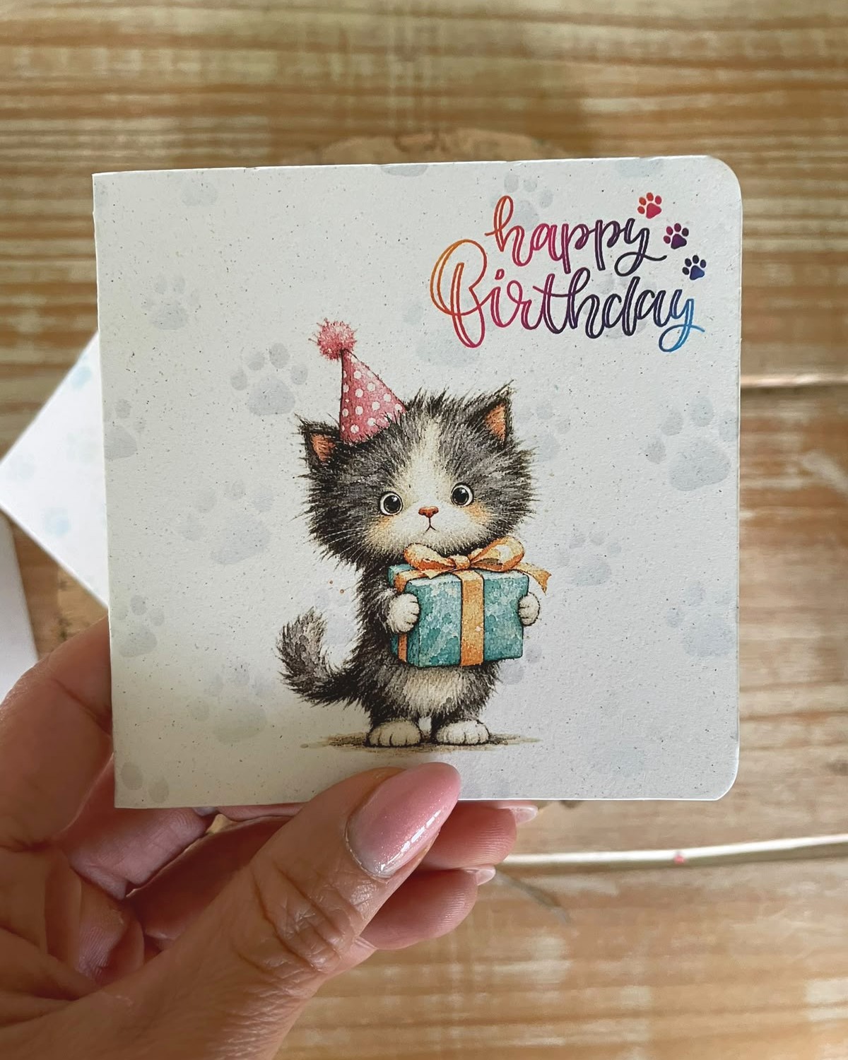 Biglietto di compleanno piantabile con gattino nero e regalo
