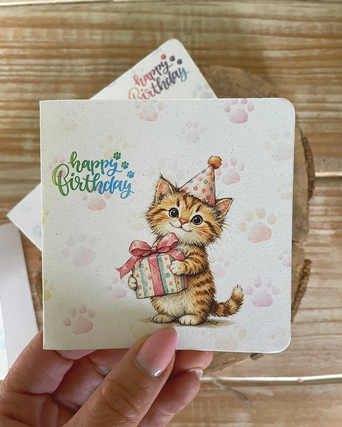 Biglietto di compleanno piantabile con gattino tigrato e cappellino da festa