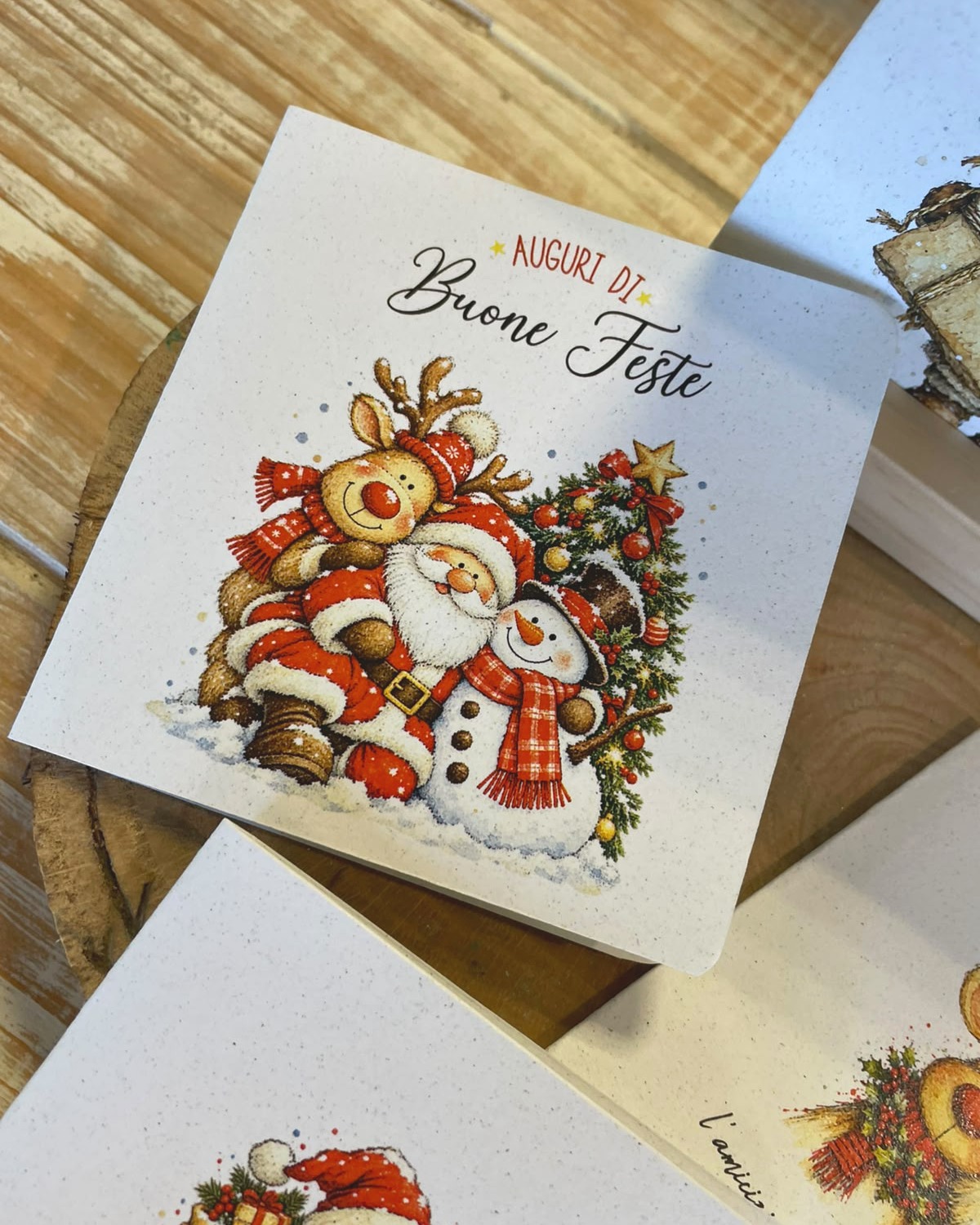 Biglietto piantabile Auguri di Buone Feste con Babbo Natale, renna e pupazzo di neve
